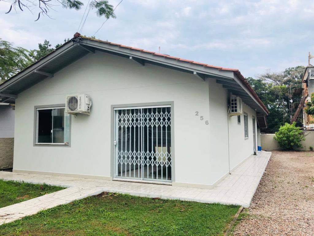 Casa De 03 Dormitorios No Centro De Bombinhas Bagian luar foto